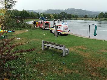 Jugendlicher Randalierer flieht im Kreis Aschaffenburg vor Polizei - diese holt ihn bewusstlos aus See