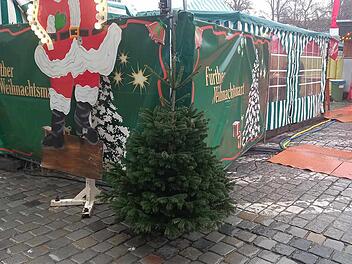 Stadt Fürth mit cooler Aktion - Christbäume vom Weihnachtsmarkt werden verschenkt