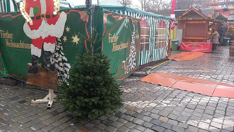 Stadt Fürth mit cooler Aktion - Christbäume vom Weihnachtsmarkt werden verschenkt