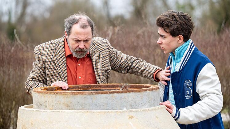 Nach dem er eine Leiche in der Sickergrube für Regenwasser gefunden hat, alarmiert ein Schüler seinen Lehrer.