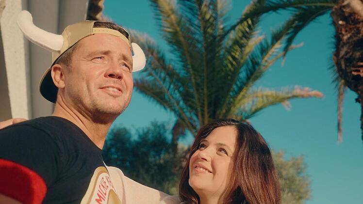 Lorenz Büffel lernte seine Frau in der Unterhaltungsbranche kennen - auf Mallorca, natürlich.