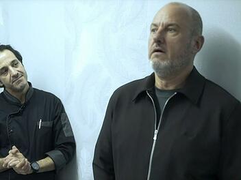 Frank Rosin (rechts) ist entsetzt: Küchenchef Reza zeigt dem Gatro-Profi seinen Schlafplatz im Keller.