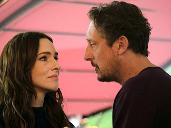 Stuttgarter "Tatort: Ex-It" &uuml;ber die Psychologie des verblassten Ruhms: Das ehemalige It-Girl Pony (Kim Riedle) und Stephan H&uuml;bner (Hans L&ouml;w) haben ihre Tochter verloren, der Sohn wird vermisst. Wegen ihrer inneren Distanz k&ouml;nnen die beiden nicht gemeinsam trauern.