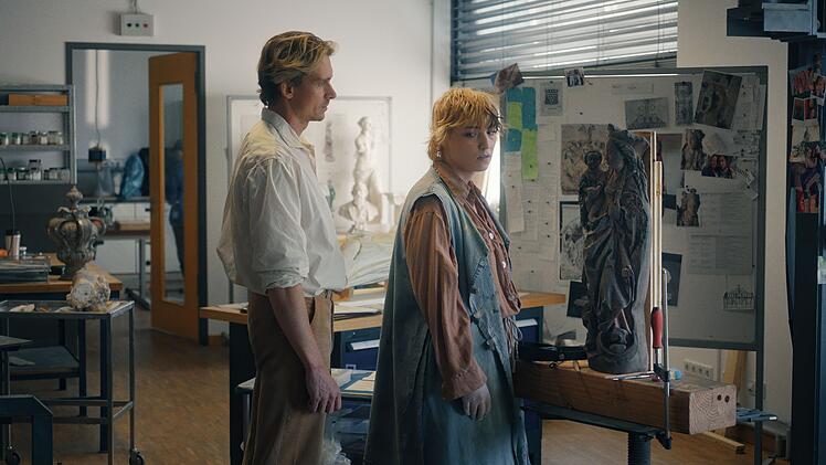 Der unter dringendem Mordverdacht stehende Professor Brenner (Daniel Str&auml;&szlig;er) scheint die Studentin Cleo Morel (Bineta Hansen) unter Druck zu setzen.
