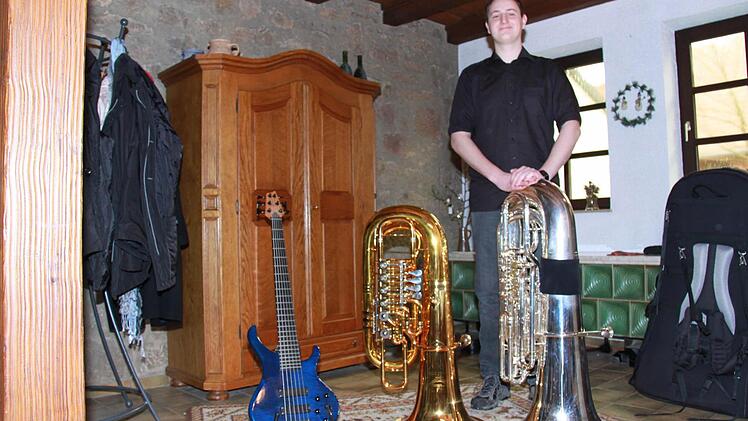 Neben E-Bass, F- und B-Tuba spielt Lukas Kontrabass und Klavier. Foto: Martina Straub