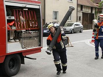 Eine der wenigen Frauen in der Weisbrunn Wehr ist Tamara Bräuter (Mitte). Aus der Jugendwehr kommen viele Frauen nach. Foto: sw