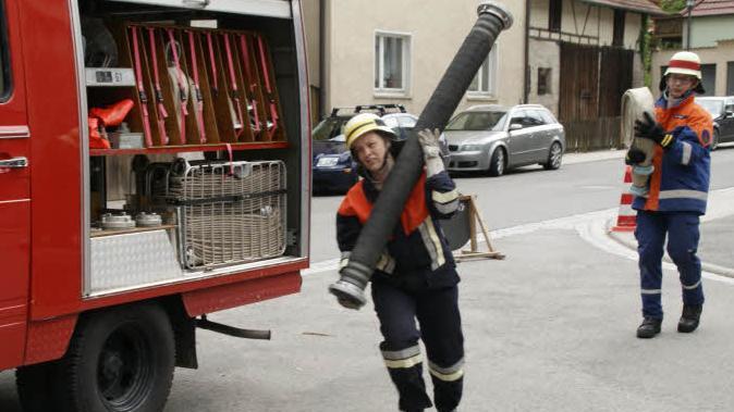 Eine der wenigen Frauen in der Weisbrunn Wehr ist Tamara Bräuter (Mitte). Aus der Jugendwehr kommen viele Frauen nach. Foto: sw
