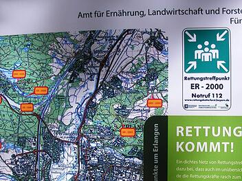 Auf Karten wie dieser hat die Integrierte Leitstelle Nürnberg alle Rettungstreffpunkte im Raum Erlangen mit ihrer jeweiligen Nummer vermerkt. Fotos: Mona Lisa Eigenfeld