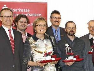 Der Vorsitzende des Stiftungsvorstandes, Andreas Lindner (links), und der Vorsitzende des Stiftungsrates, Landrat Rudolf Handwerker (rechts), freuen sich mit den Empfängern der Fördermittel. Insgesamt schüttete die Sparkasse Ostunterfranken diesmal 52 550 Euro für verschiedene Projekte aus. Foto: Ralf Naumann