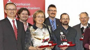 Der Vorsitzende des Stiftungsvorstandes, Andreas Lindner (links), und der Vorsitzende des Stiftungsrates, Landrat Rudolf Handwerker (rechts), freuen sich mit den Empfängern der Fördermittel. Insgesamt schüttete die Sparkasse Ostunterfranken diesmal 52 550 Euro für verschiedene Projekte aus. Foto: Ralf Naumann