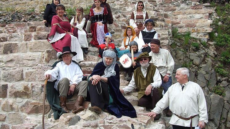 Einige Freunde der Osterburg in mittelalterlichen Kostümen. Foto: Marion Eckert