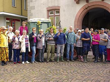 Gemeinsam mit ihren Lesehelfern und den Bürgern feiern Ulrike (auf dem Erntewagen) und Thomas Lange (Mitte) mit der letzten Fuhre ein qualitativ erfolgreiches Weinjahr.  Foto: Winfried Ehling