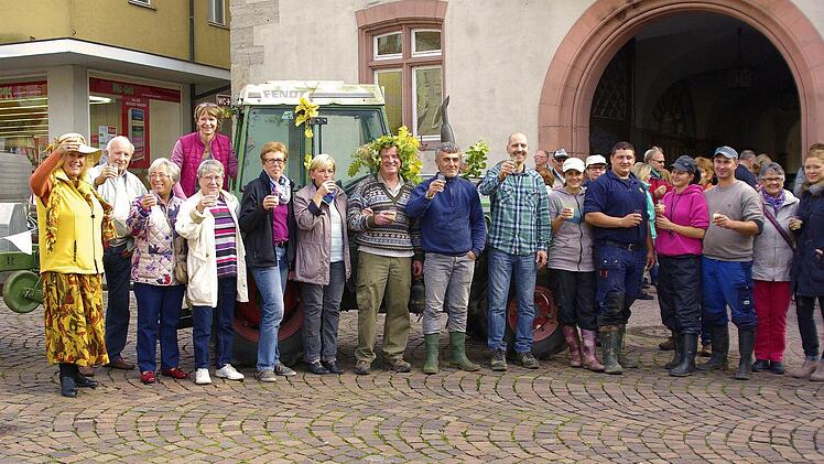 Gemeinsam mit ihren Lesehelfern und den Bürgern feiern Ulrike (auf dem Erntewagen) und Thomas Lange (Mitte) mit der letzten Fuhre ein qualitativ erfolgreiches Weinjahr.  Foto: Winfried Ehling