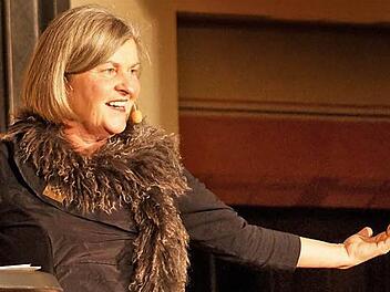 Satire und Selbstironie sind die Zutaten f&uuml;r den Jahresr&uuml;ckblick von Helga Siebert. Foto: Denise Burkhardt