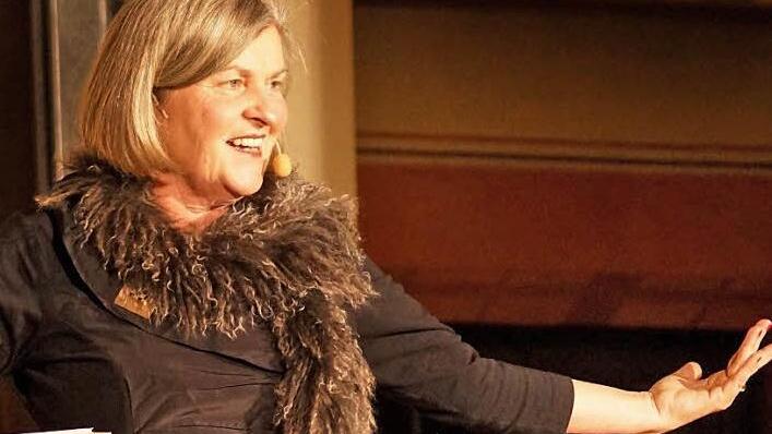 Satire und Selbstironie sind die Zutaten f&uuml;r den Jahresr&uuml;ckblick von Helga Siebert. Foto: Denise Burkhardt