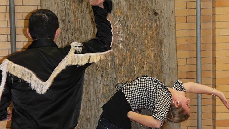 Wenn Tomay Bügler die Messer wirft, stockt dem Besucher der Atem. Foto: Katharina Müller-Sanke