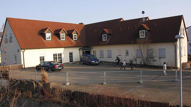 Das ehemalige ASB-Heim, bislang als Erstaufnahmelager in Forchheim genutzt, wird im Mai abgerissen. Es weicht dem ICE-Ausbau. Foto: FT