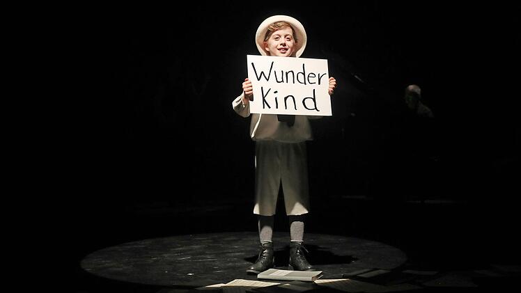 Wunderkind Korngold: Thomas van Rensburg als junger Erich Wolfgang Korngold in der Coburger Reithalle,Foto: Henning Rosenbusch