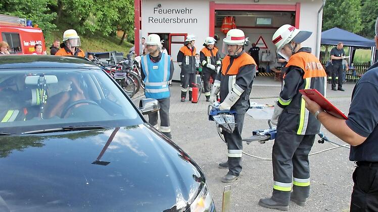 Mit dem Rettungsspreizer im Einsatz. Fotos: Ralf Kestel