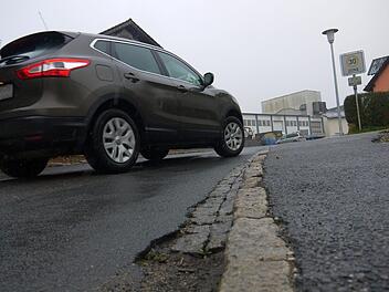 Straßen wie die Hallstraße in Weidhausen gibt es viele im Coburger Land. Die Front der Initiativen, die sich gegen die Kostenbeteiligung der Anlieger beim Ausbau solcher Straßen wenden, wird immer größer. Im Coburger Land haben in den vergangenen acht Wochen rund 4000  Menschen ihre Unterschrift unter die Forderung nach einer Abschaffung der Ausbaubeiträge gesetzt.Berthold Köhler