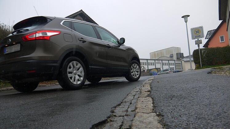 Straßen wie die Hallstraße in Weidhausen gibt es viele im Coburger Land. Die Front der Initiativen, die sich gegen die Kostenbeteiligung der Anlieger beim Ausbau solcher Straßen wenden, wird immer größer. Im Coburger Land haben in den vergangenen acht Wochen rund 4000  Menschen ihre Unterschrift unter die Forderung nach einer Abschaffung der Ausbaubeiträge gesetzt.Berthold Köhler