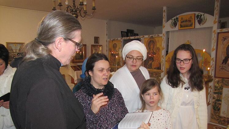 Pater Leontij Eisemann dankt dem Chor der Gemeinde für die Gestaltung  des Festgottesdienstes. Foto: Martin Koch