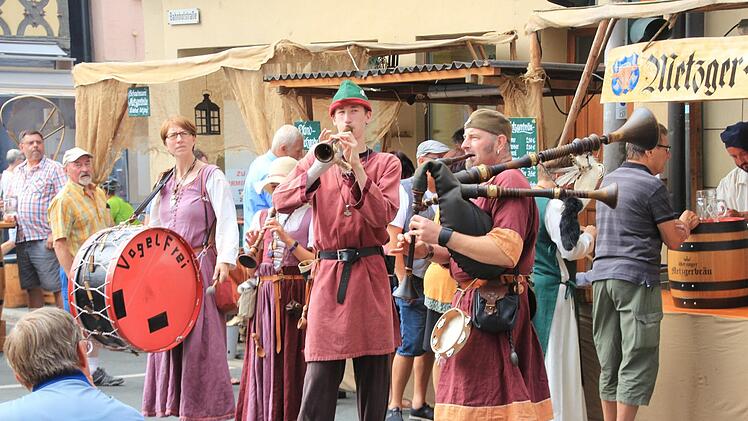 Musikgruppen zogen durch die Gassen.