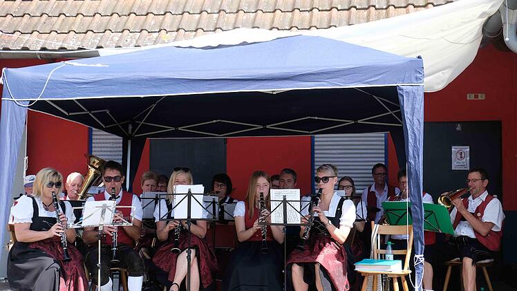 Den musikalischen Rahmen setzte die Diebacher Blaskapelle. Foto: Gerd Schaar