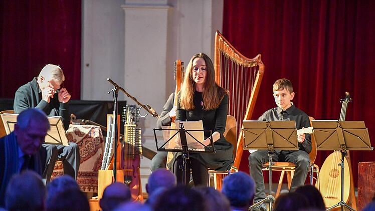 Tanja Kinkel (Mitte) mit der Capella Antiqua Bambergensis in der Aula des Franz-Ludwig-Gymnasiums Foto: Ronald Rinklef