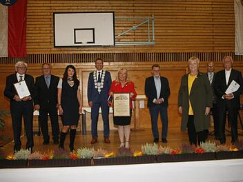 Ausgeschiedene Stadtratsmitglieder (von links): Werner Wanka, Gerd Mücke, Cathrin Minderlein, Bürgermeister Marco Steiner, Ingrid Ott, Hans-Jürgen Lorke, Gisela Böhnel, Zweiter Bürgermeister Thomas Lesch und Georg Burkhardt. Foto: Martin Rebhan