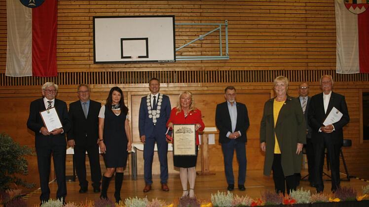 Ausgeschiedene Stadtratsmitglieder (von links): Werner Wanka, Gerd Mücke, Cathrin Minderlein, Bürgermeister Marco Steiner, Ingrid Ott, Hans-Jürgen Lorke, Gisela Böhnel, Zweiter Bürgermeister Thomas Lesch und Georg Burkhardt. Foto: Martin Rebhan