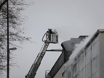 In einem Industriegebiet in Nürnberg ist die Lagerhalle einer Papierfabrik in Brand geraten. Die Feuerwehr war mit rund 70 Einsatzkräften vor Ort.