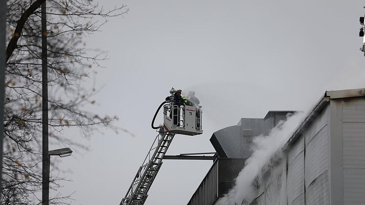 In einem Industriegebiet in Nürnberg ist die Lagerhalle einer Papierfabrik in Brand geraten. Die Feuerwehr war mit rund 70 Einsatzkräften vor Ort.