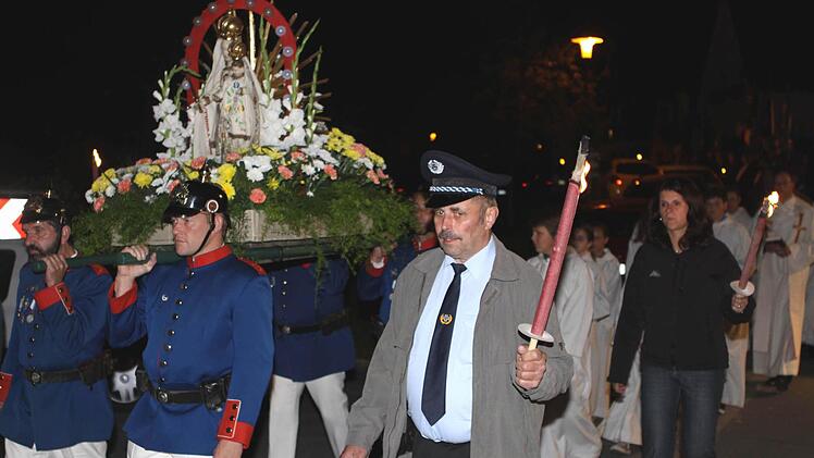 Männer des Ehrenzugs Friesen trugen das Gnadenbild bei der Prozession.