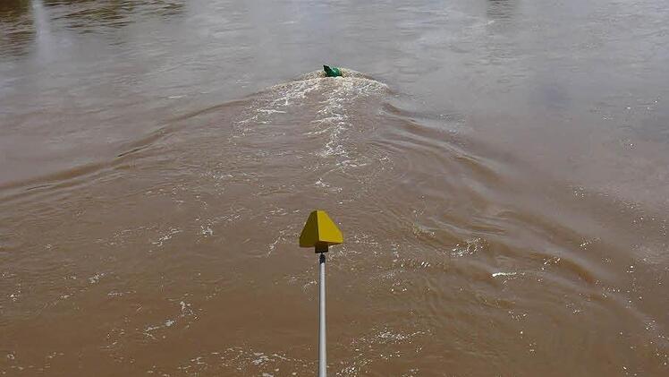 Der Wasserstand des Mains, hier an der Brücke in Eltmann fotografiert, sinkt nur langsam ab.
