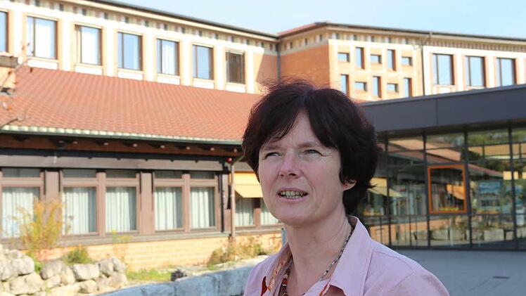 Rektorin Cordula Haderlein vor der Fassade des Schulhauses, das auch in seinem Innern viele erhaltenswerte Details aus den 60er Jahren zu bieten hat. Fotos: Barbara Herbst