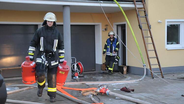 Die Bauweise des Hauses erschwerte die Löscharbeiten in Burgstall. Foto: Roland Meister