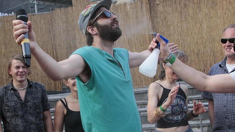 Urquell lässt sich von einem Gast mit Wasser besprühen. Foto: J. Hofbauer