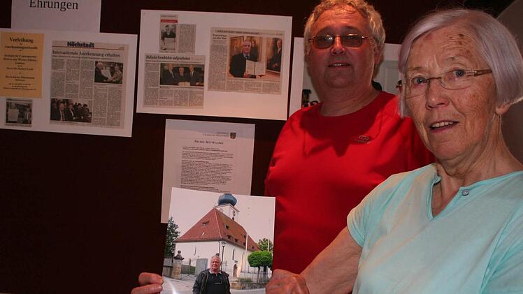 Anna Bär und ihre Schwester Gertrud (nicht im Bild) richten mit Thomas Simon (Zweiter von rechts) die Ausstellung im Archiv des Heimatvereins ein.  Foto: Evi Seeger