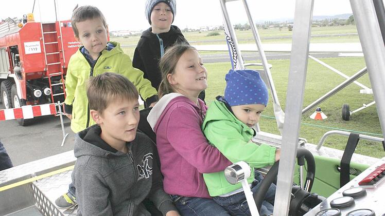 Viel Spaß hatten die kleinen Besucher beim Fliegerfest des MFC Haßfurt, denn sie durften sich die ausgestellten Flugzeuge oder - wie hier - das Boot der Wasserwacht auch näher anschauen.