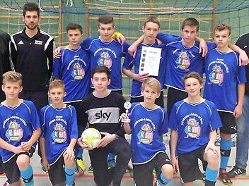 Die Kicker der Siegmund-Loewe-Schule verpassten beim Carl-von-Linde-Cup in Kulmbach den Turniersieg nur knapp. Im Bild (stehend von links) Schulleiter Uwe Schönfeld, Betreuer Sebastian Brand, Niklas Arm, Silus Bauer, Jannik Thiel, Erik Kestel, Michi Marinkovic und Betreuer Jochen Forkel sowie (kniend von links) Lukas Kübrich, Moritz Gareiß, Nick Engelhardt, Louis Bachinger und Maximilian Graf. Foto: privat