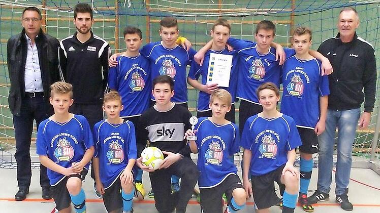 Die Kicker der Siegmund-Loewe-Schule verpassten beim Carl-von-Linde-Cup in Kulmbach den Turniersieg nur knapp. Im Bild (stehend von links) Schulleiter Uwe Schönfeld, Betreuer Sebastian Brand, Niklas Arm, Silus Bauer, Jannik Thiel, Erik Kestel, Michi Marinkovic und Betreuer Jochen Forkel sowie (kniend von links) Lukas Kübrich, Moritz Gareiß, Nick Engelhardt, Louis Bachinger und Maximilian Graf. Foto: privat