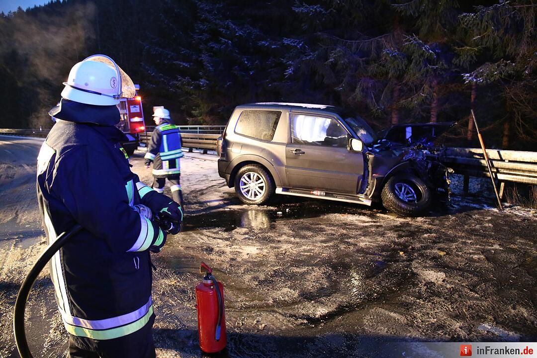 Drei Verletzte bei Unfall auf ploetzlich winterglatten Bundesstrasse