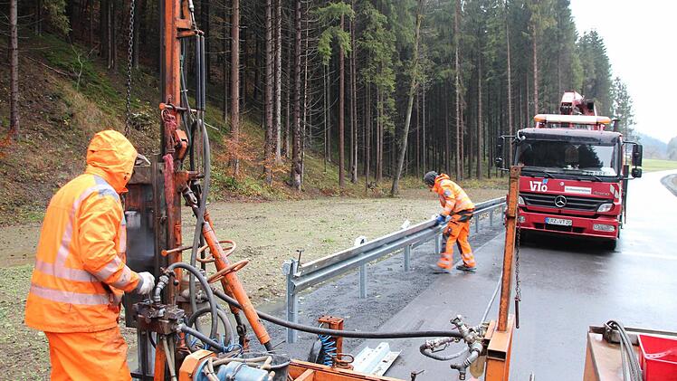 Ganz fertig sind die Bauarbeiten an der Straße nach Gifting noch nicht. Es müssen noch Leitplanken gesetzt werden.  Foto: Friedwald Schedel