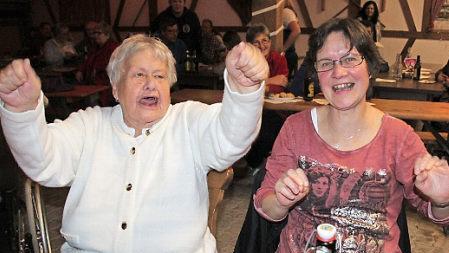 Ein Hoch auf Udo Langer: Gisela Haselmann (rechts) und Renate Nagengast sangen und klatschten bei den Liedern begeistert mit.