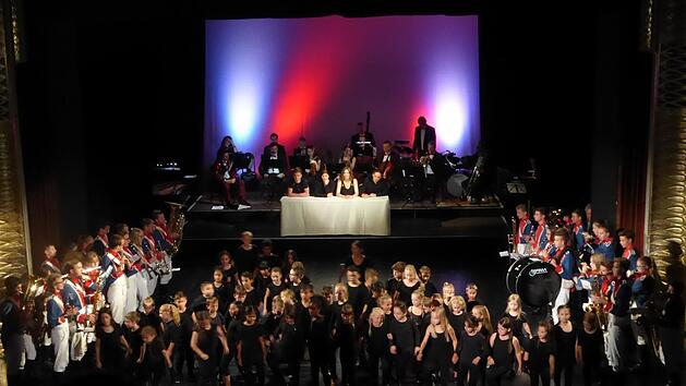 Der starbesetzten Jury, der es nicht gelang, aus dem Potpourri an Nummern den endg&uuml;ltigen Sieger zu k&uuml;ren, blieb im spektakelhaften Finale am Ende nur, sich von allen Mitwirkenden einkreisen zu lassen, begleitet von sehr gut aufgelegten Musikern. Gerhild Ahnert
