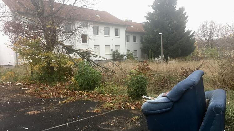 Das frühere Übergangswohnheim in Oberwildflecken entwickelt sich immer mehr zur Geisterstadt mitten im Dorf. Foto Sebastian Schmitt