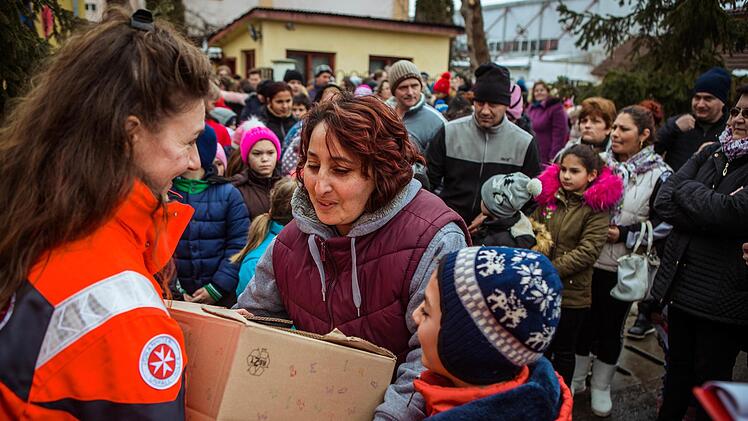 In der Ukraine &uuml;bergaben die Johanniter-Weihnachtstrucker unter anderem Pakete in einem Heim f&uuml;r Kinder mit Beeintr&auml;chtigungen und deren zumeist alleinerziehende M&uuml;ttern.  Foto: Jan Klaasen/Johanniter