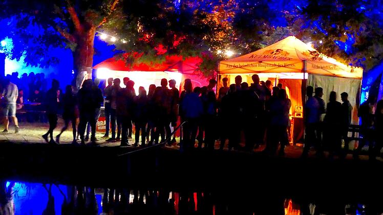 Party bei der Nacht am See. Foto: Dieter Hübner