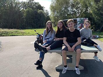 Die Stadtsteinacher Jugendlichen treffen sich zwei bis drei Mal pro Woche auf dem Skaterplatz. Sie kurven mit ihren Mofas und mit ihren Bikes umher. Auch diese Jugendlichen ärgern sich über Verwüstungen und Vandalismus.Sonny Adam